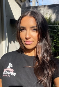 I AM A LICENSED MASSEUSE. I OFFER A FULL SENSUAL BODY MASSAGE AND ** MASSAGE